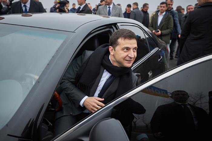 Зеленского встретили в Мариуполе баннером и песней про лоха