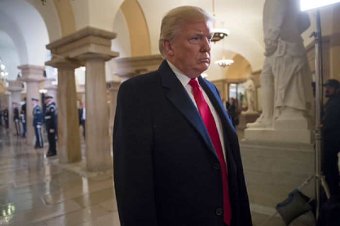 Анонимного разоблачителя Трампа захотели раскрыть