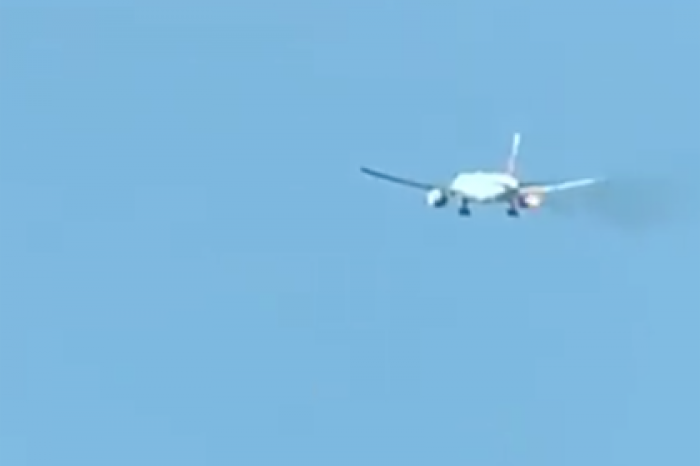 Аварийная посадка самолета с горящим двигателем попала на видео