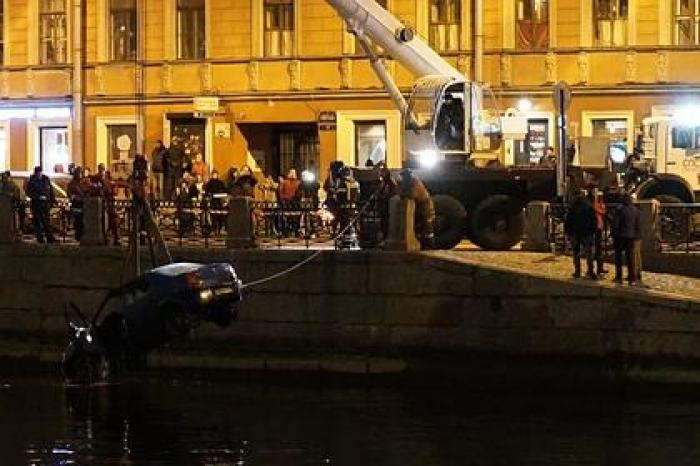 Автомобиль с детьми упал в реку в Санкт-Петербурге