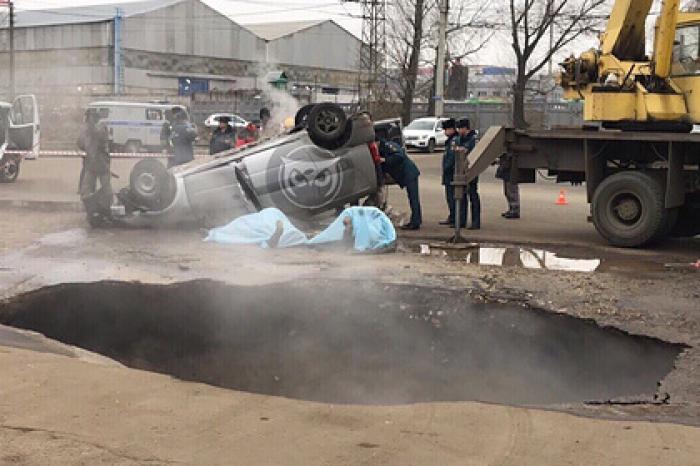 Автомобиль с людьми упал в яму с кипятком в Пензе