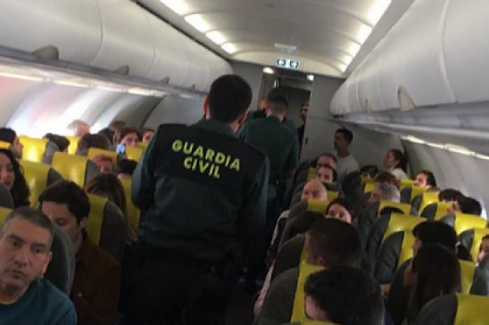 Безбилетный пассажир закрылся в туалете самолета и вызвал панику на борту