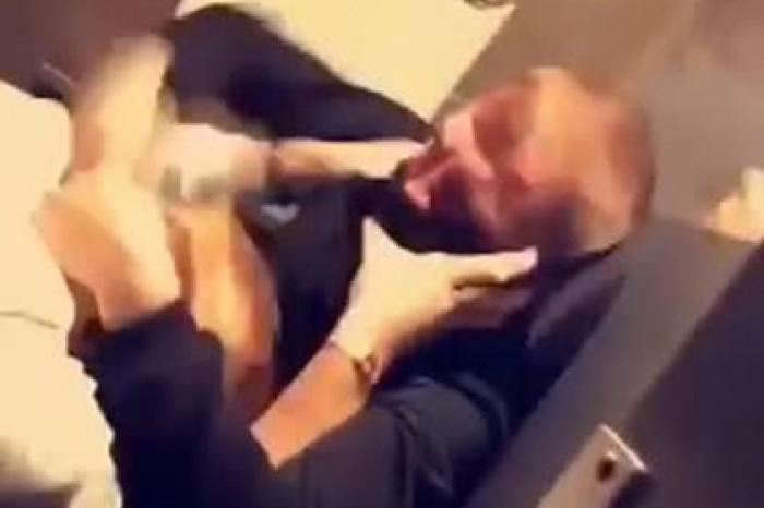Бывший боец UFC избил двух мужчин в кабинке туалета