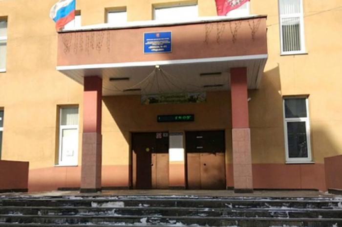Девочка из Африки неудачно испытала стеклянный пол в московской школе