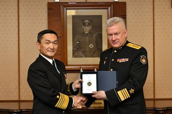 Главком ВМФ сфотографировался у портрета победившего русский флот адмирала