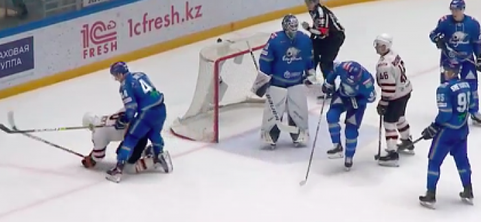 Игрок КХЛ свалил российского соперника на лед и устроил драку