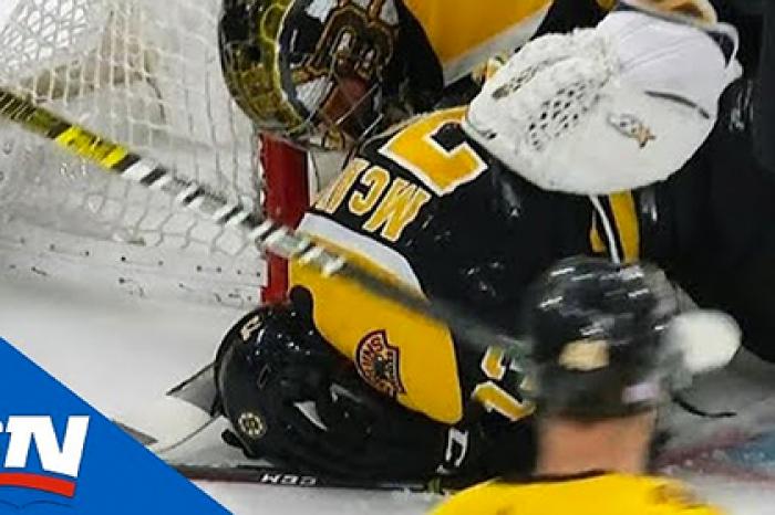 Игрок НХЛ влетел головой в штангу в попытке спасти ворота и получил травму