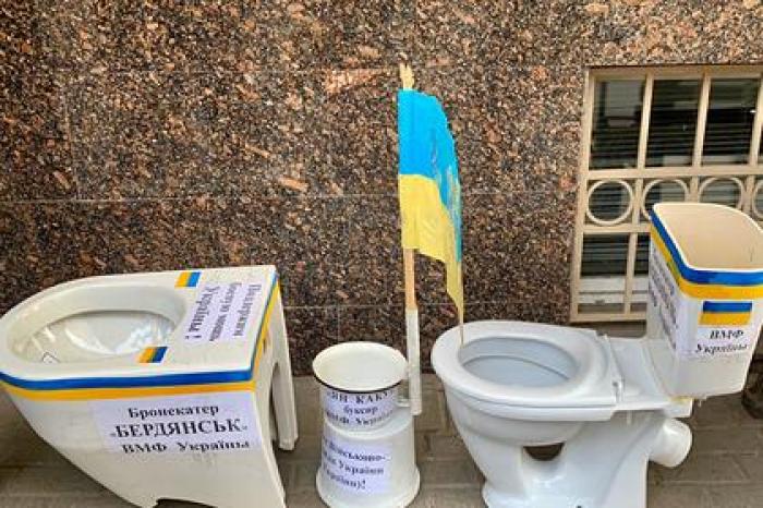 К посольству Украины принесли унитазы взамен исчезнувших с кораблей