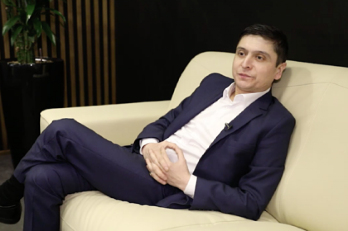 Маляра-узбека снимут в роли Зеленского в российской комедии об Украине