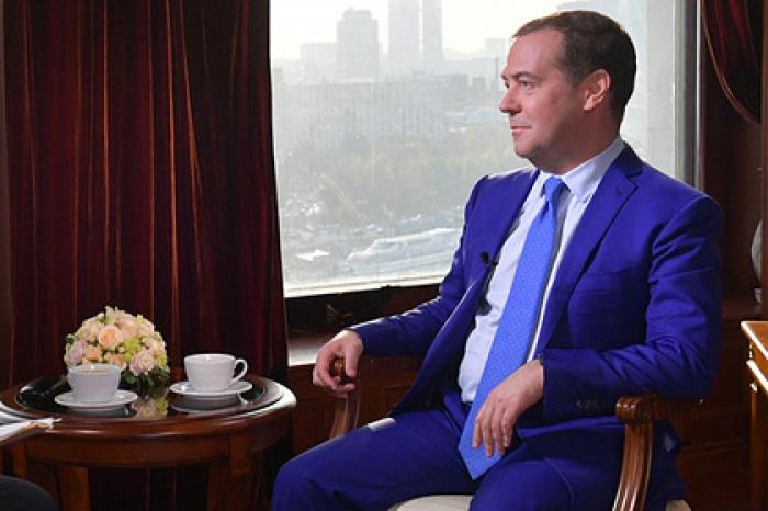 Медведев сравнил цены на интернет в России и США