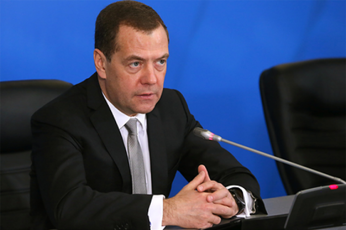 Медведев в шутку предложил привиться от лихорадки Эбола