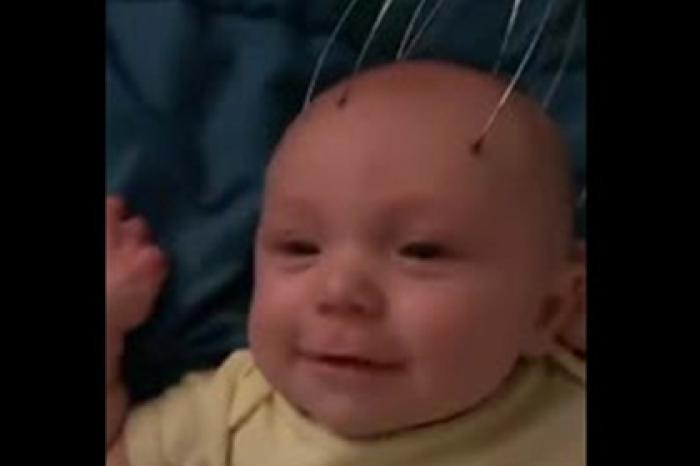 Неожиданный способ успокоить плачущего младенца удивил пользователей сети