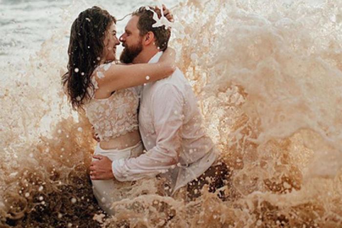 Невеста попозировала на фоне океана и осталась без платья