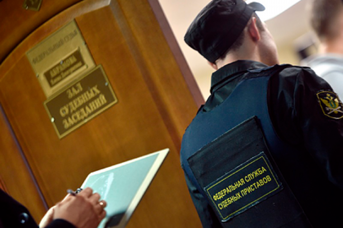 Облившему себя и пристава бензином россиянину сократили часть долга