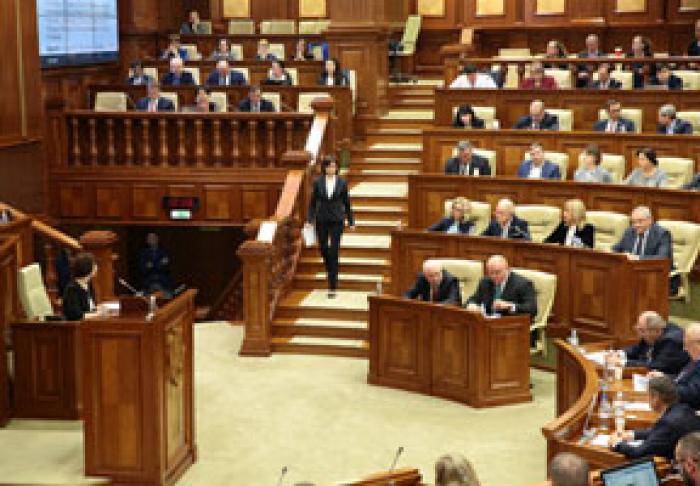 ​ПАРЛАМЕНТ ОБСУЖДАЕТ ВОПРОС ОБ ОТСТАВКЕ ПРАВИТЕЛЬСТВА