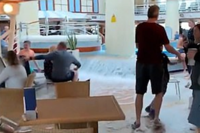 Пассажиры круизного лайнера проигнорировали потоп и продолжили выпивать