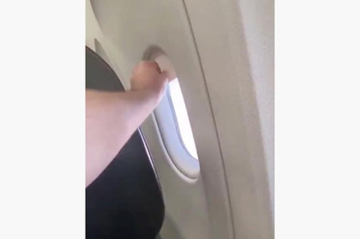 Пассажиры самолета повздорили из-за шторки иллюминатора и попали на видео