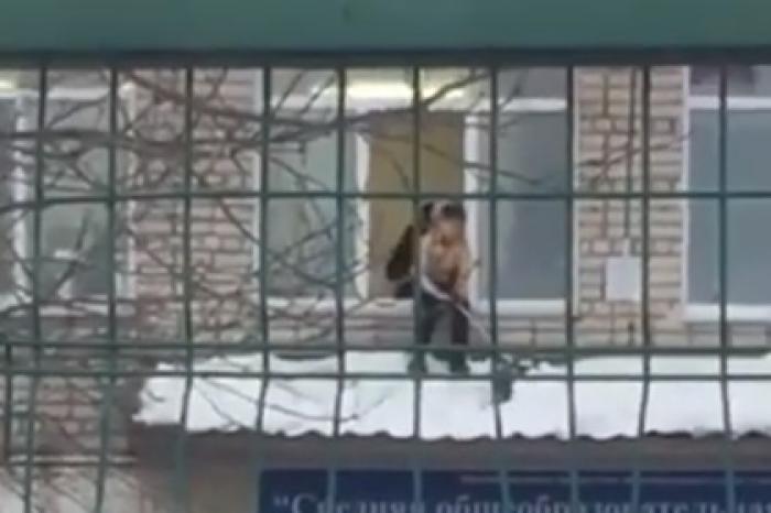 Полуголый российский школьник почистил снег с крыши и попал на видео