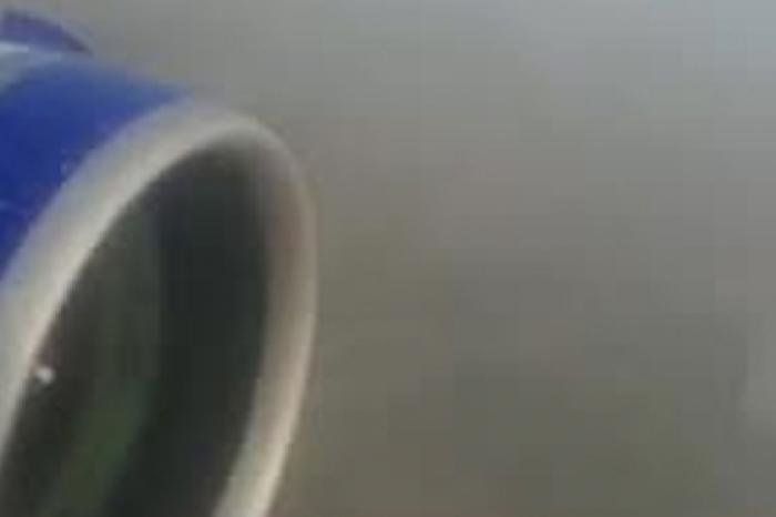 Посадка промахнувшегося мимо полосы и зацепившего землю самолета попала на видео