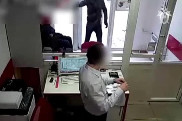 Появилось видео налета юных фанатов аниме с боевым пистолетом в Петербурге