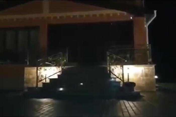 Появилось видео с места перестрелки бывшего российского мэра с бандитами