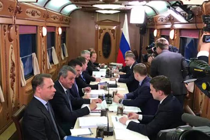 Появилось видео с совещания Медведева в поезде