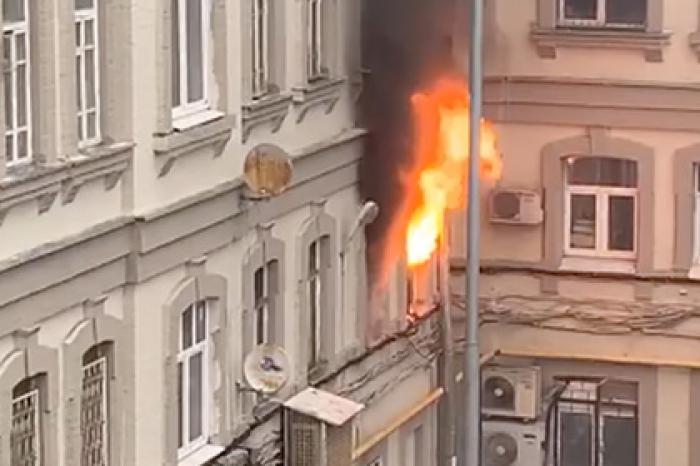 Пожар в жилом доме в центре Москвы сняли на видео