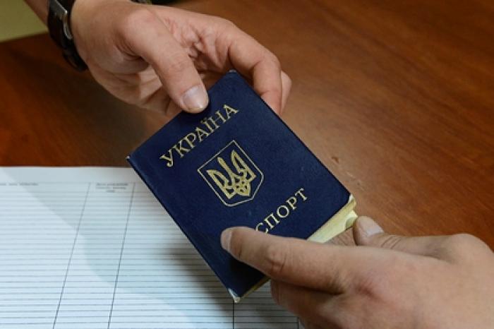 Проблему массовой эмиграции украинцев сравнили с коррупцией