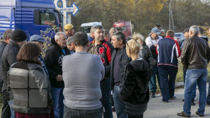 Протест трансопртников: группа водителей требовала отставки министра экономики во время его отсутствия
