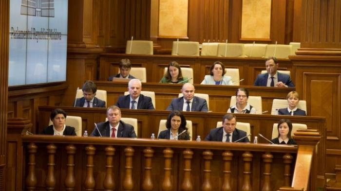 Противостояние социалистов и премьера: заявления сторон в парламенте