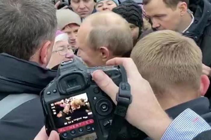 Путин обнял зарыдавшую бабушку