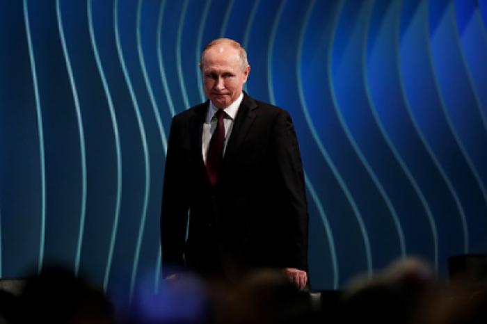 Путин рассказал об избежавшей спада экономике России