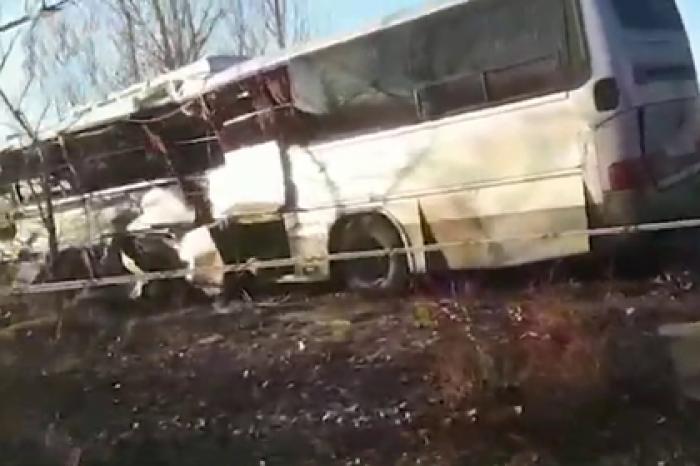 Пятерых россиян госпитализировали после столкновения электрички с автобусом