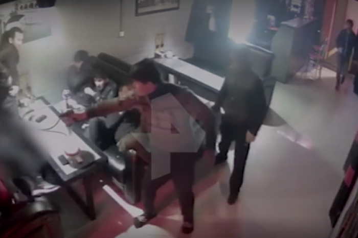 Расстрел девушки ревнивцем в российском ресторане попал на видео
