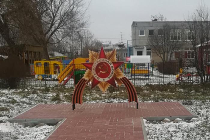 Россияне получили дерево любви и памятник Ленину