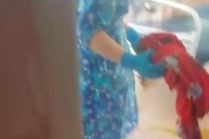 Российская уборщица помыла лицо пациентки половой тряпкой и попала на видео