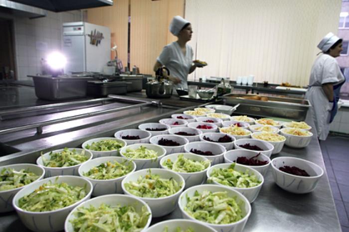 Российским школьникам захотели запретить есть зарубежные продукты