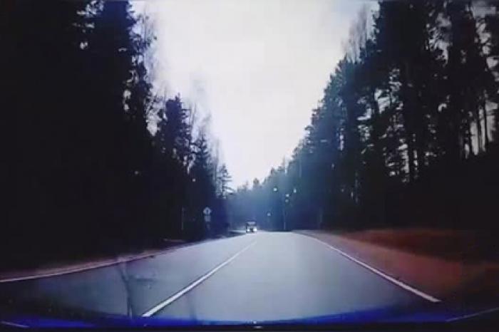 Российский офицер протаранил легковушку и попал на видео