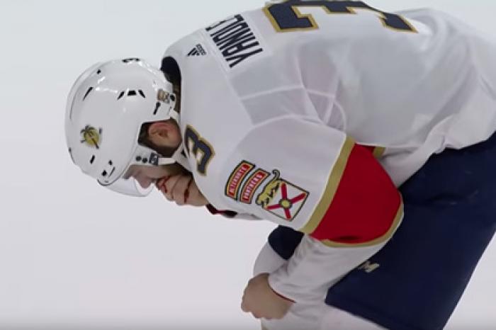 Шайба попала в лицо игроку НХЛ и лишила его девяти зубов
