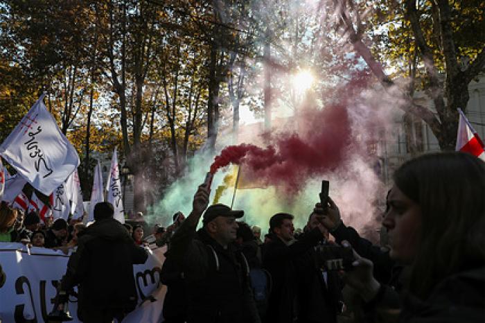 Спецназ начал силовой разгон митинга у парламента в Тбилиси