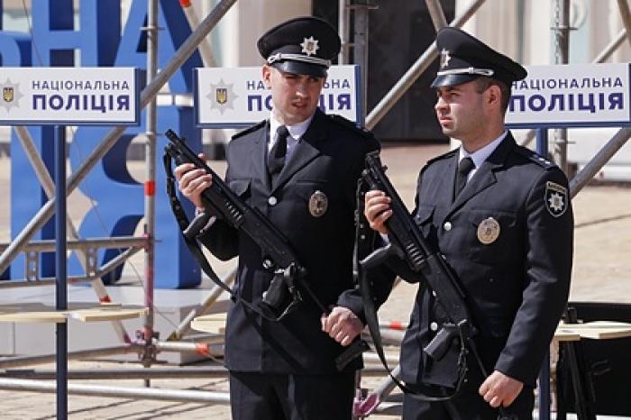 Улицу Киева засыпало деньгами после взрыва банка