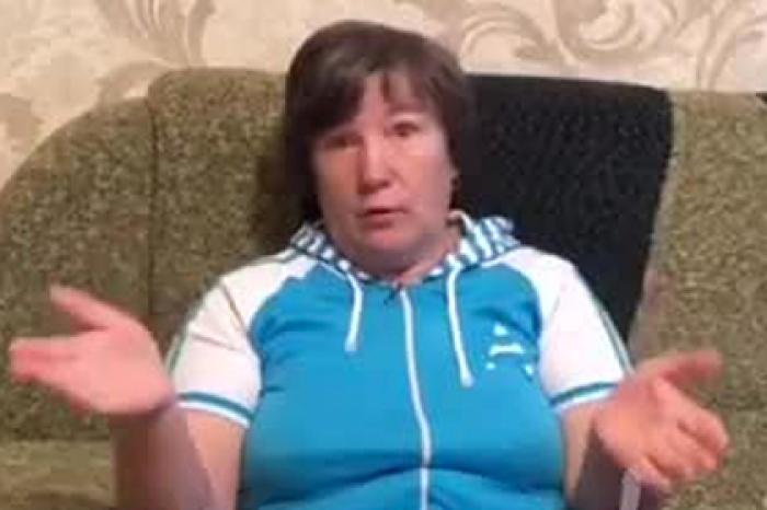 Упавшая перед Медведевым на колени россиянка пожелала ему счастья