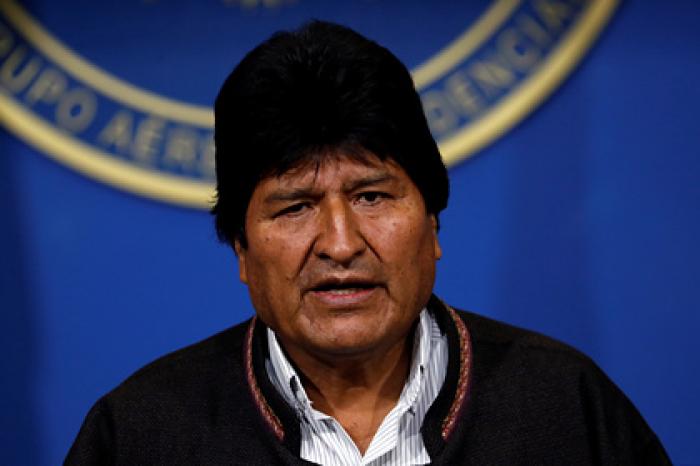 Ушедший в отставку президент Боливии покинул страну
