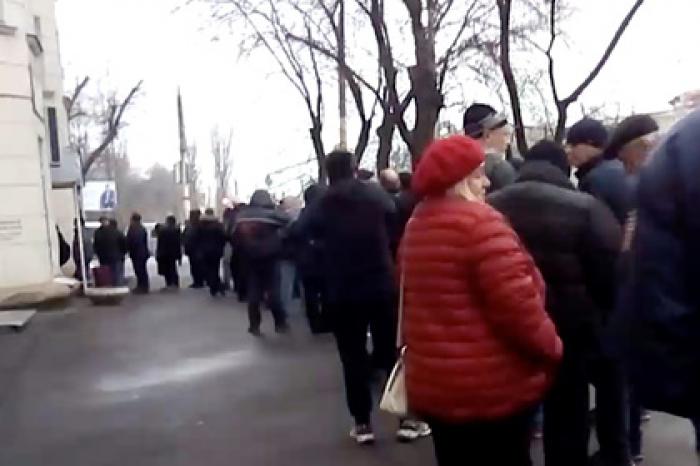 В городах России образовались очереди за справками для водителей