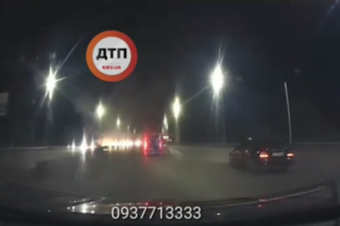 В Киеве киллер-мотоциклист взорвал Mercedes крупного бизнесмена