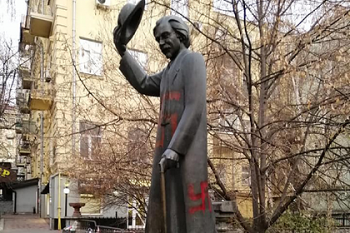 В Киеве осквернили памятник еврейскому писателю