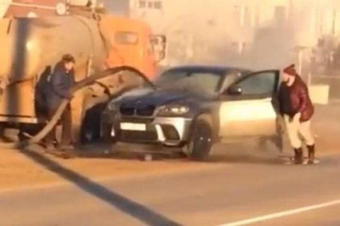 В России горящий BMW потушили стоками из канализации