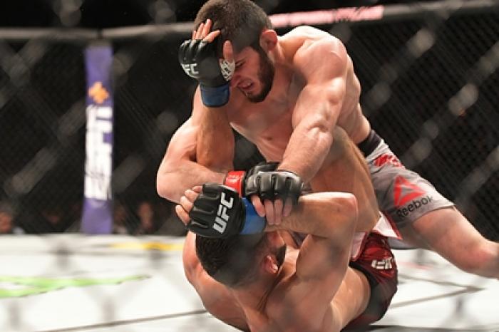 Высмеявший Нурмагомедова боец UFC согласился на бой с другом россиянина