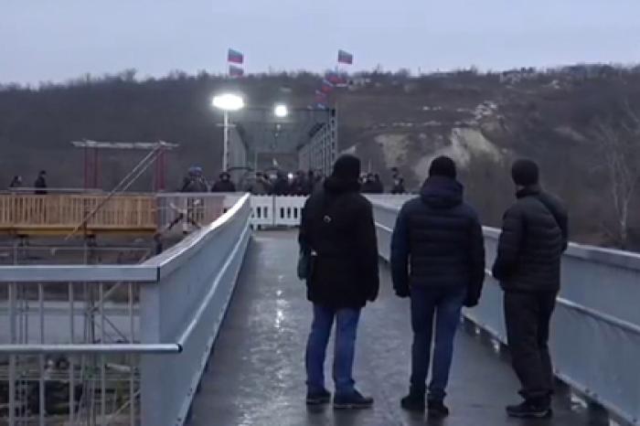 Зеленский открыл мост в Донбассе и смутился из-за флагов ЛНР