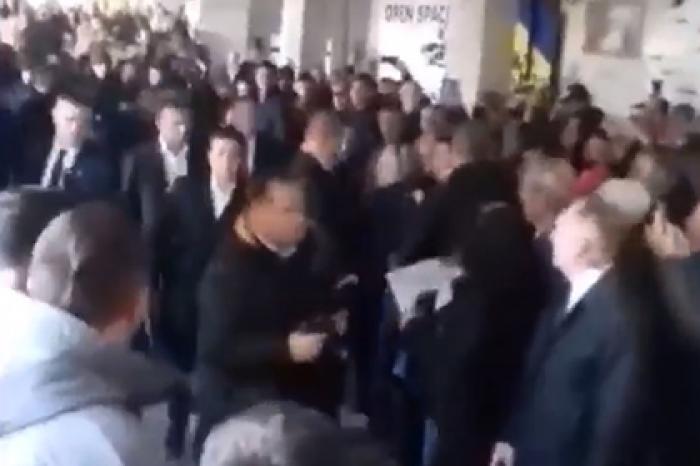 Зеленского в Тернополе пропустили через «коридор позора»